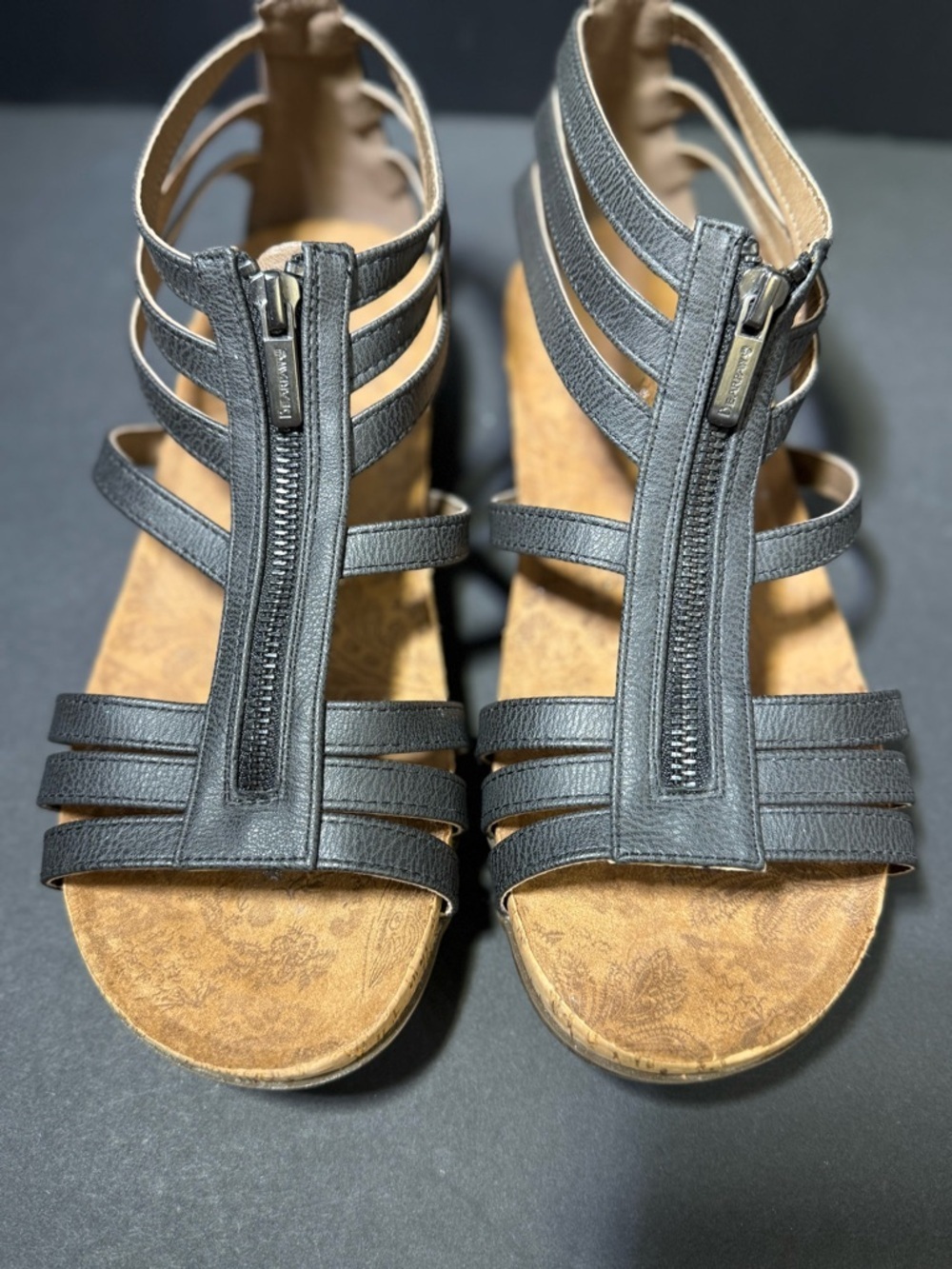 Black Strappy Front-Zip Women’s Gladiator Sandals sz -9W Bear Paw Layla II